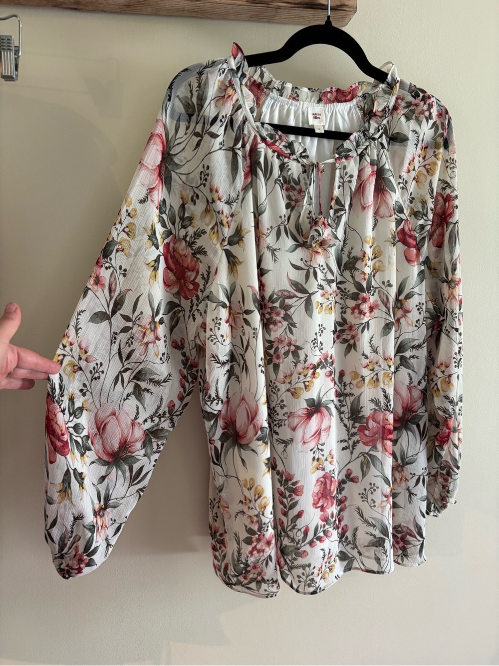 192.) Autres filles / Floral Tie-Neck Peasant Blouse